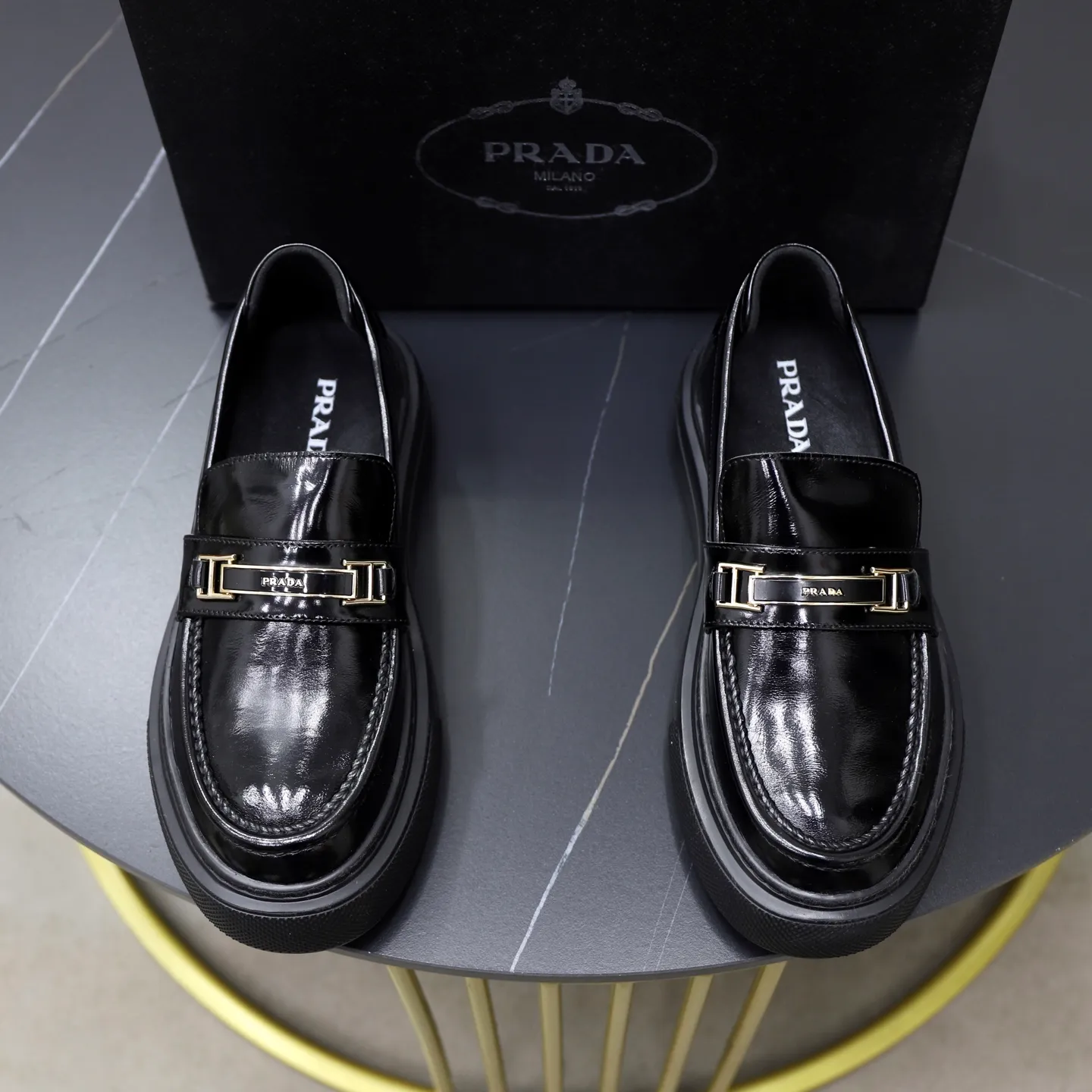 Ex-factory price: 500💰🙅‍♂️🙅‍♂️🙅‍♂️ Brand: PRADA Standard code: Men's code 38-44 (45 can be customized) Grade: Same style as the official website Original order quality Material: Original cowhide surface Comfortable lining Original outsole Style category: Men's fashionable casual leather shoes Distinguished big-name luxury elements Top luxury Color: Color of the actual picture